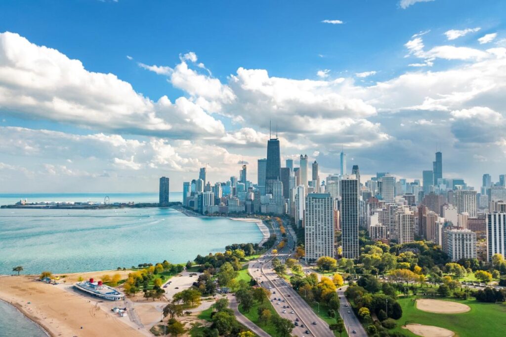 a photo of the city of chicago on a sunny day showing the scenery benefits of a women's rehab in chicago